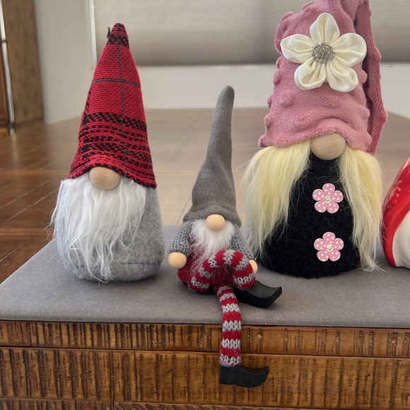 THE KNOMES FAMILY-THEY BRING GOOD LUCK AND GOOD CHEER TO EVERYONE THEY MEET. - Picture 4 of 5
